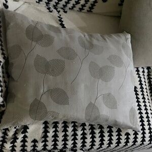 Decorative Leaf Pattern Throw Pillow in Light Gray